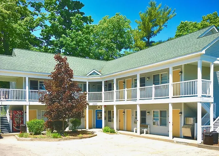 Empire Lakeshore Inn