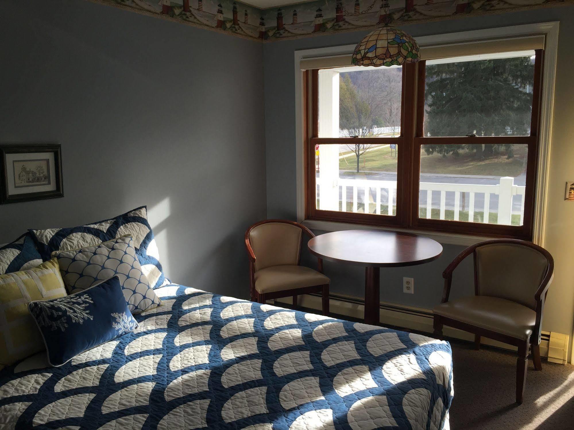 Lakeshore Hotel 3*