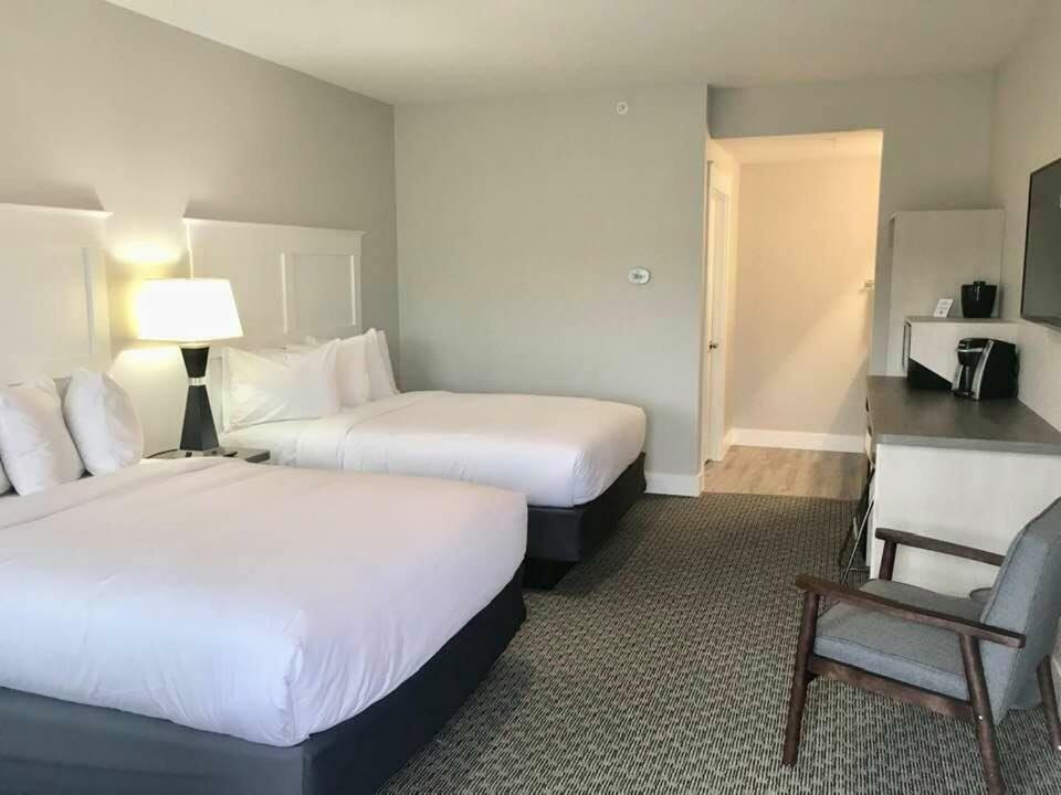 Lakeshore Hotel
